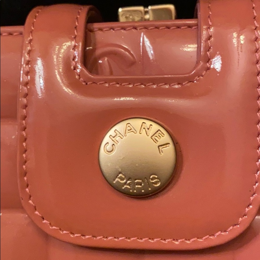 CHANEL VTG PINK CHOCOLATE BAR WRISTLET WALLET BAG BARBIECORE ⭐️⭐️⭐️⭐️⭐️ - Picture 13 of 15